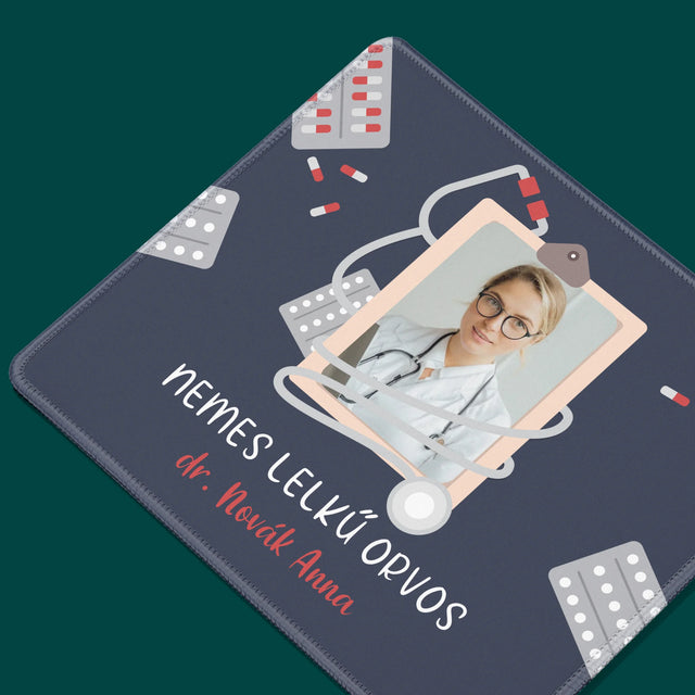 Fotó És Felirat: Nemes Lelkű Orvos - Egéralátét