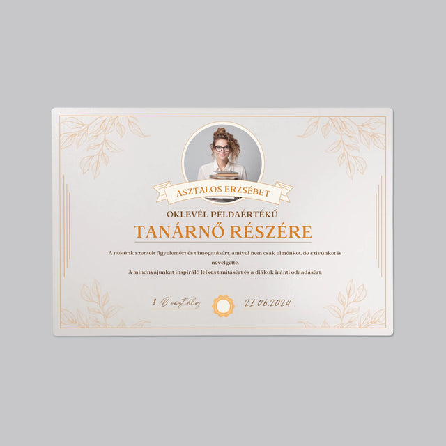 Fotó És Felirat: Oklevél Példaértékű Tanárnő Részére - Íróasztal Alátét