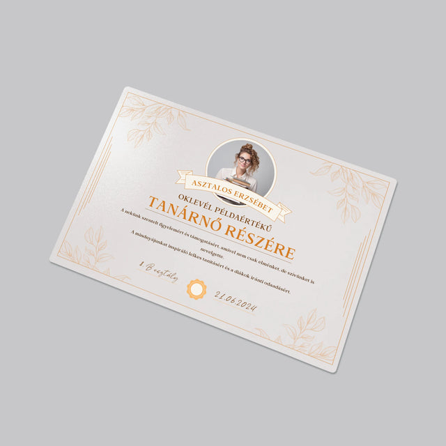Fotó És Felirat: Oklevél Példaértékű Tanárnő Részére - Íróasztal Alátét